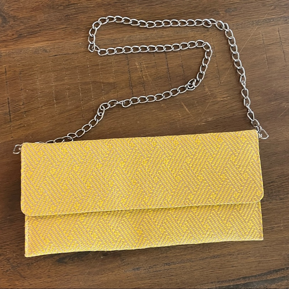 Woven clutch with detachable chain strap